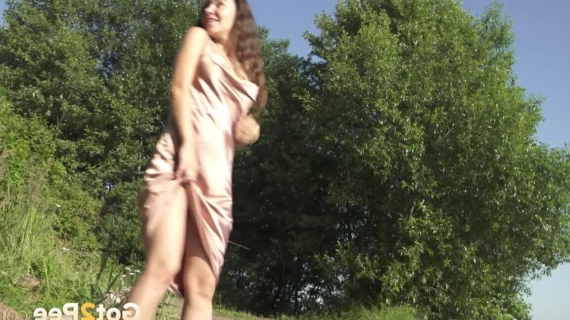 15P Высокая брюнетка Саша С. приседает ради срочной мочи на берегу озера