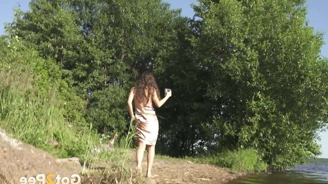 15P Высокая брюнетка Саша С. приседает ради срочной мочи на берегу озера