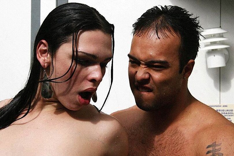 16P Doce Latina travesti adolescente Agatha usando a boca para deixar um pau duro
