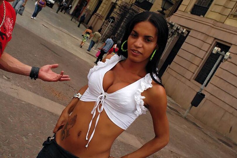 16P Hermosa transexual latina Luciana De Prince disfrutando de una acción de sexo anal a pelo