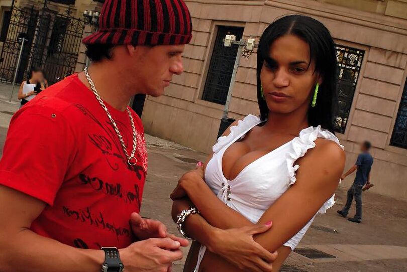 16P Hermosa transexual latina Luciana De Prince disfrutando de una acción de sexo anal a pelo
