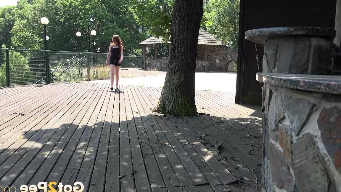 15P La pelirroja Greta orina en una terraza de madera debido al cierre de los baños