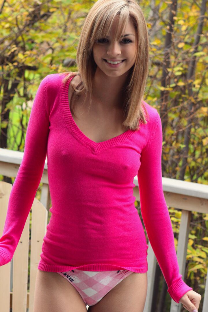 10P A linda loira Aspen Martin mostra seus peitos e buceta em um deck com meias esportivas