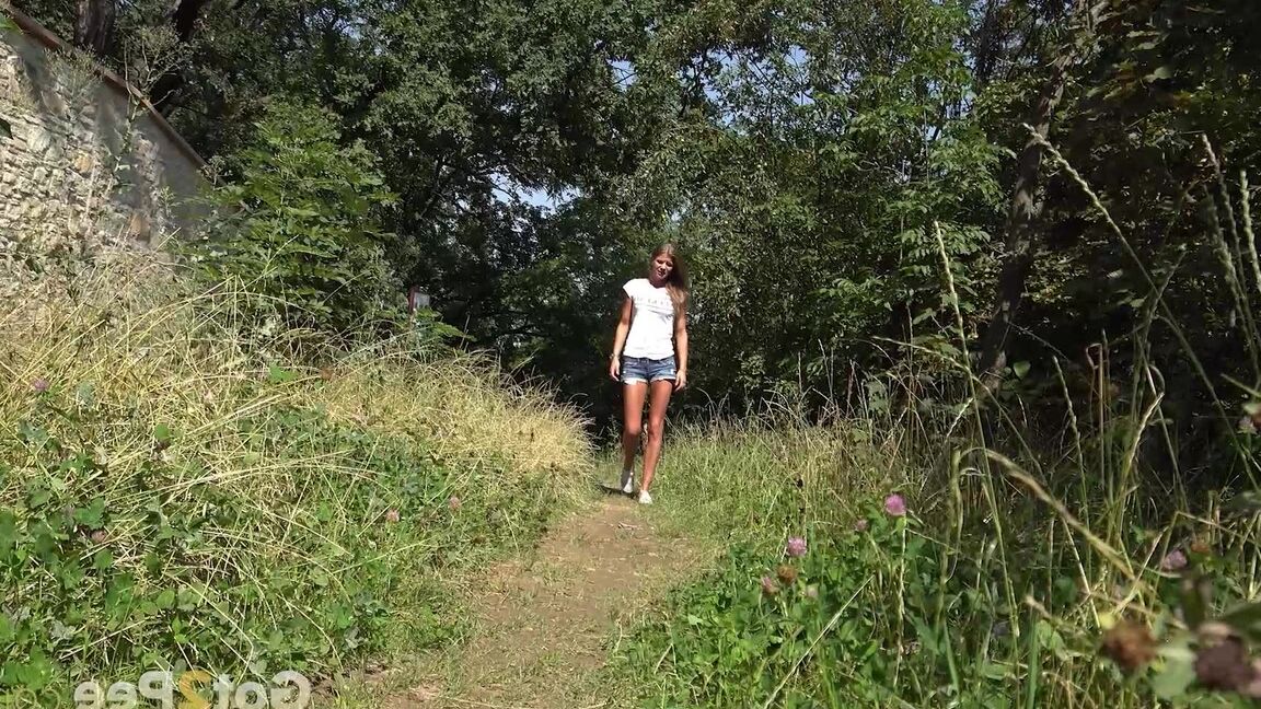 15P Das nette Mädchen Sarah Key zieht ihre Shorts herunter, um dringend nötig zu pissen