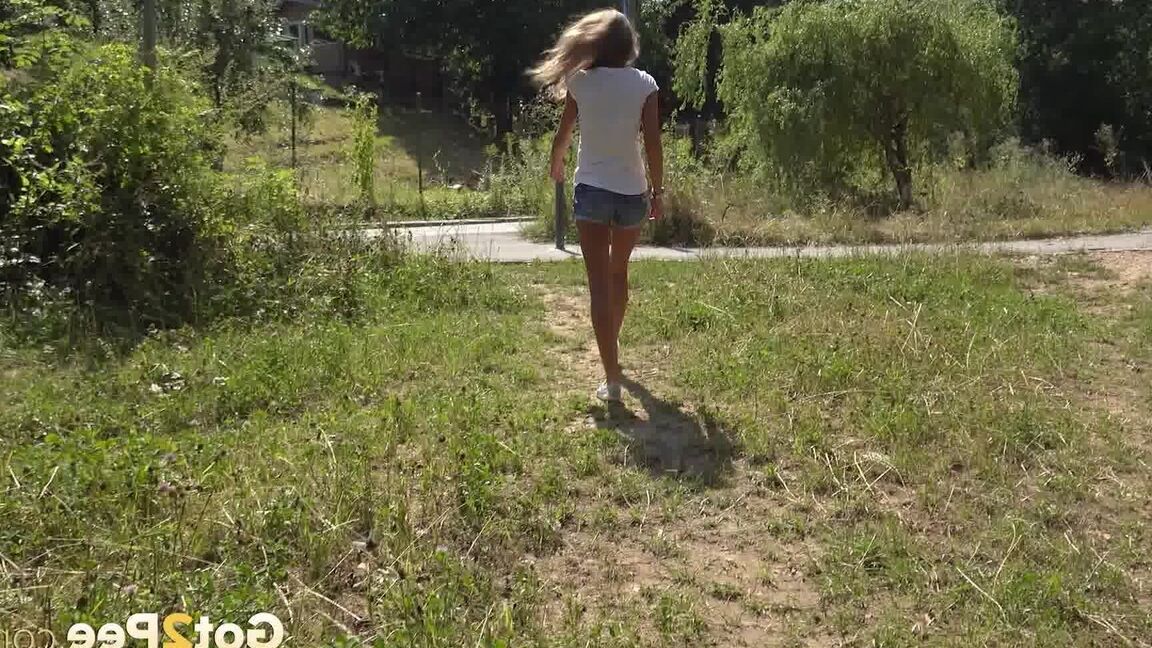 15P Das nette Mädchen Sarah Key zieht ihre Shorts herunter, um dringend nötig zu pissen
