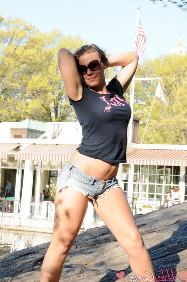 12P Linda tgirl Ashley George posando seu corpo adolescente apertado