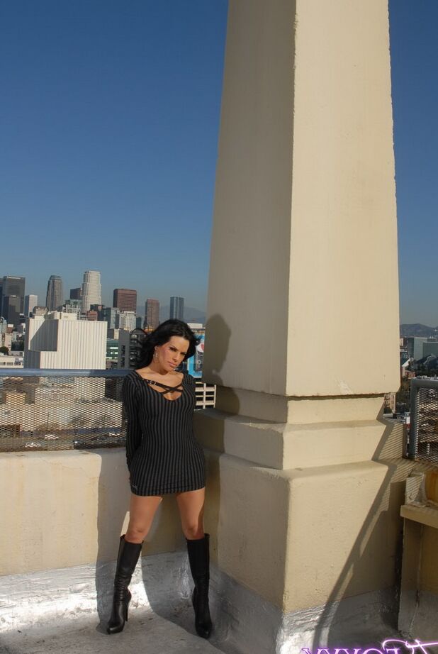 12P Adorável tgirl Foxxy é sugada no telhado