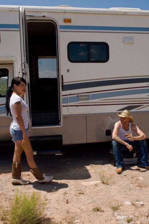 15P Wunderschöne brünette Shemale Foxxy genießt den Schwanz eines Cowboys in ihrem Mund