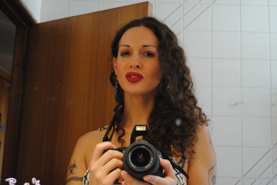 12P Fotos hechas por ella misma de Nikki exponiendo su polla