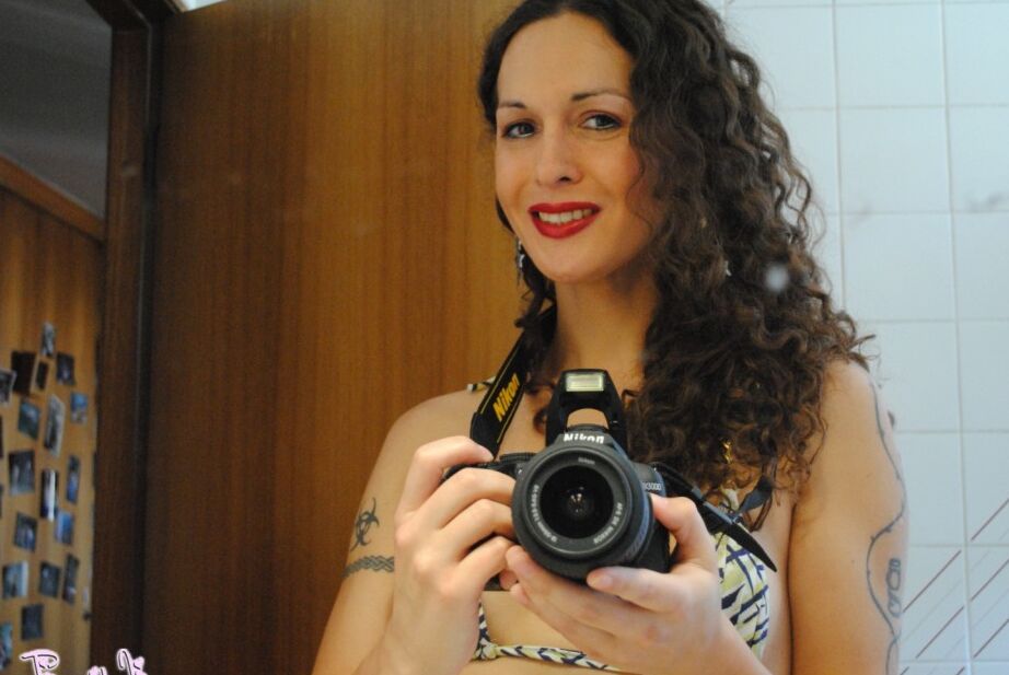 12P Fotos hechas por ella misma de Nikki exponiendo su polla