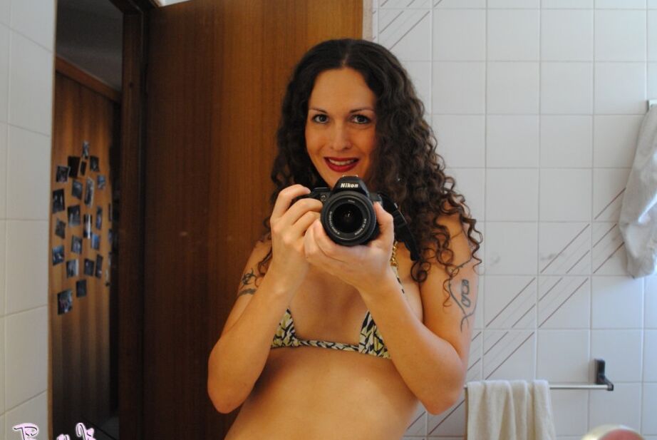 12P Fotos hechas por ella misma de Nikki exponiendo su polla