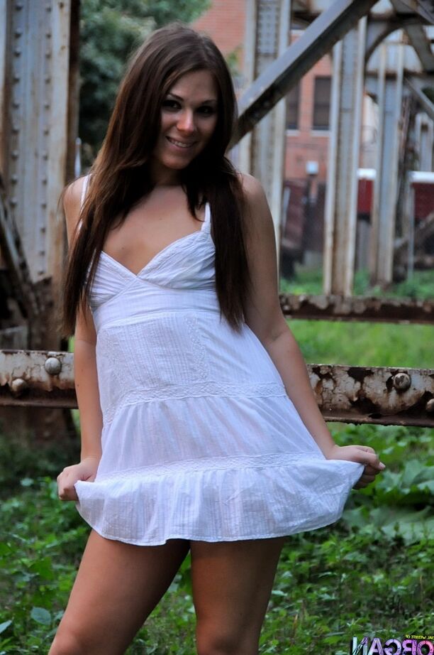 12P Incrível tgirl Ashley tirando a roupa ao ar livre