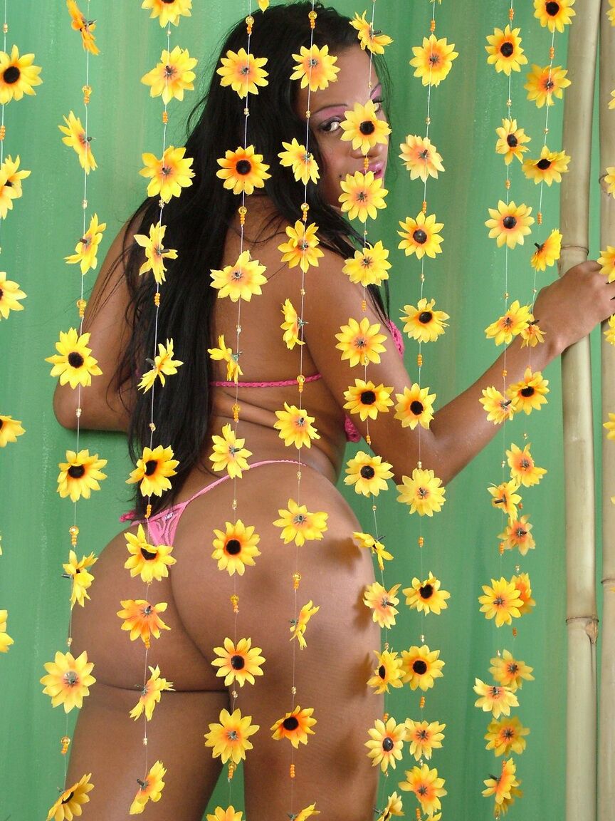 21P A travesti curvilínea Geisa Oliveira revela seus peitinhos e exibe seu pau grande