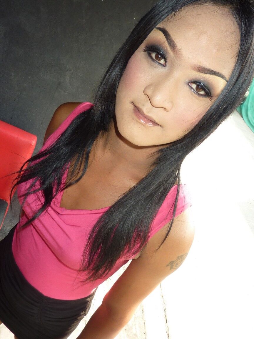 17P Une brune amateur asiatique Nut soulève sa jupe pour caresser la bite de sa transsexuelle dans les toilettes