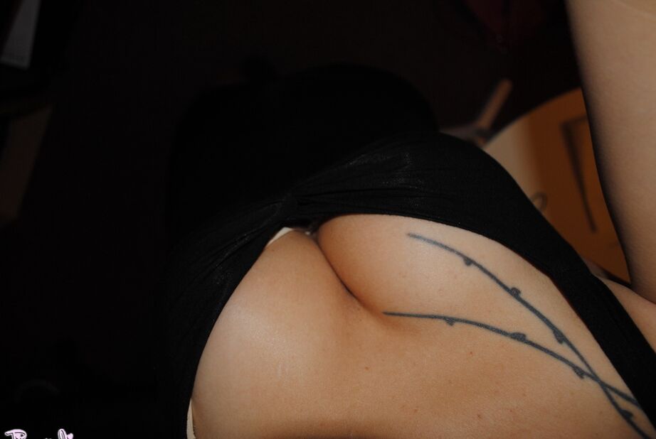 12P Filthy tgirl Nicole Montero apertando suas bolas