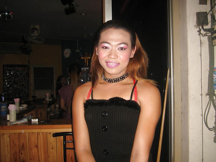 16P Amadoras travestis asiáticas excitadas posando de salto alto e vestidos