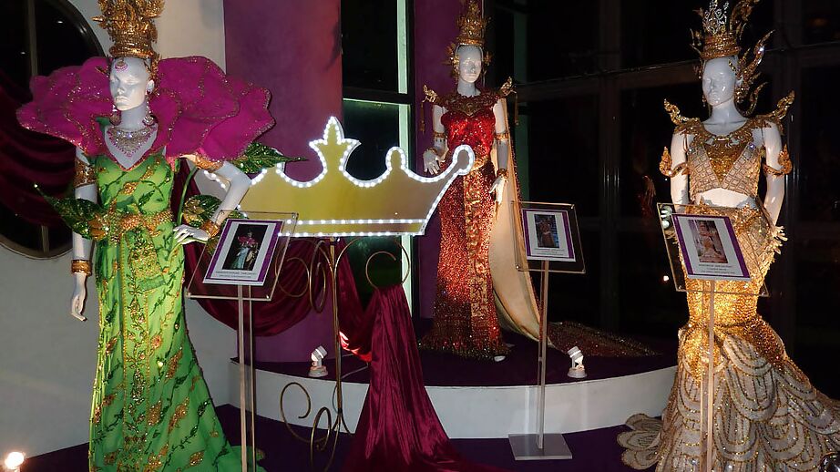 16P Amadoras travestis asiáticas excitadas posando de salto alto e vestidos