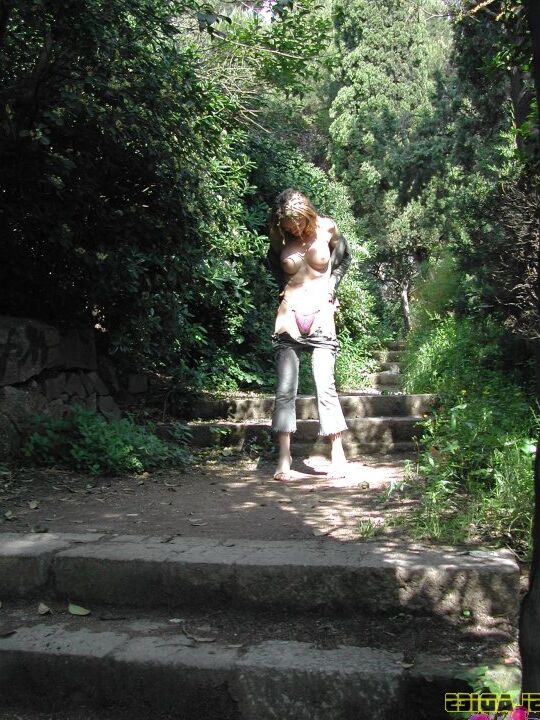 16P Tranny feia travesti nua no parque