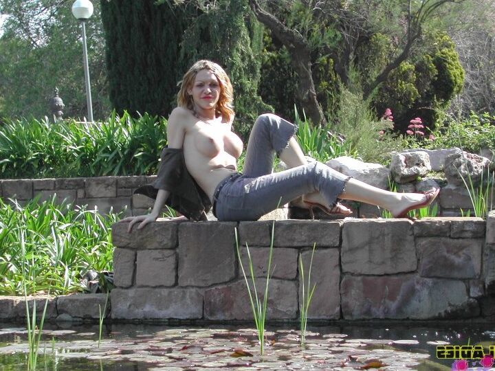 16P Tranny feia travesti nua no parque