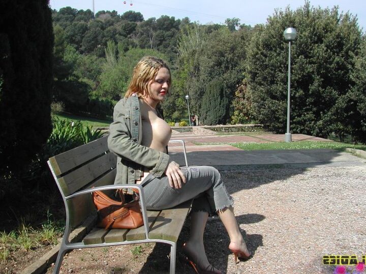 16P Tranny feia travesti nua no parque