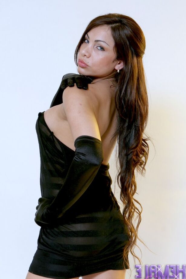 12P Brunette hottie exposing herself for the camera