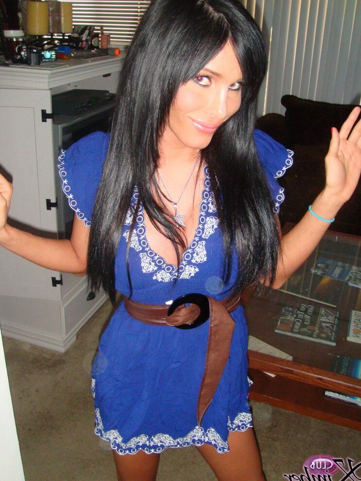 16P Adorable Kimber James suce une bite bien raide