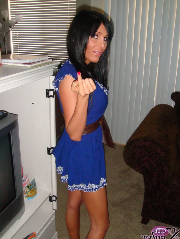 16P Adorable Kimber James suce une bite bien raide