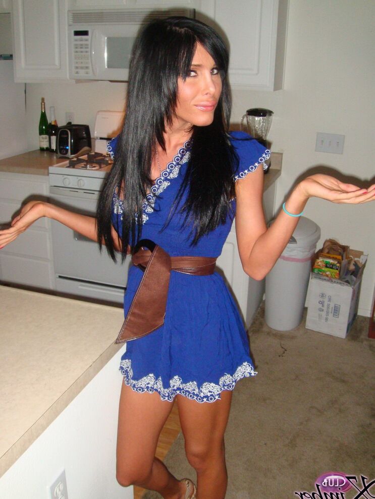 16P Adorable Kimber James suce une bite bien raide