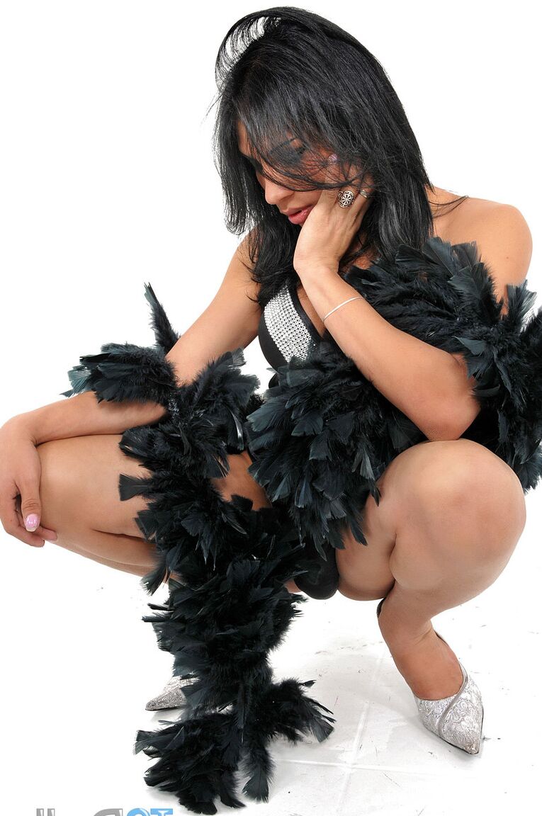 21P La encantadora transexual de pelo negro Jessica Ninfeta se masturba su gran y deliciosa polla