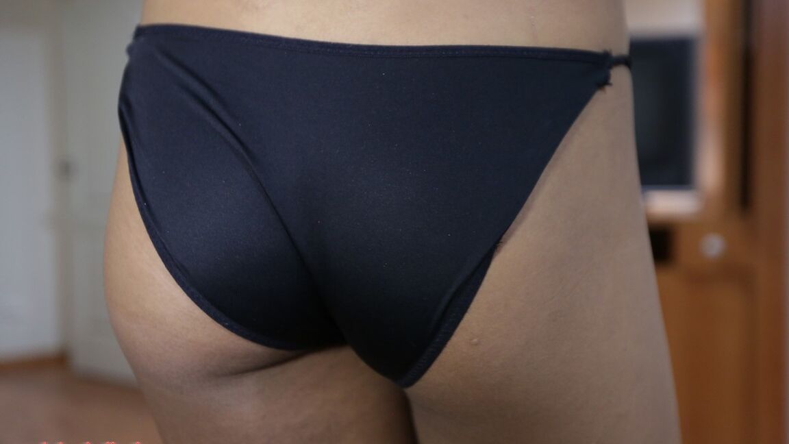 12P Transexual tailandesa tetona de 20 años chupa y folla una gran polla blanca después de desnudarse
