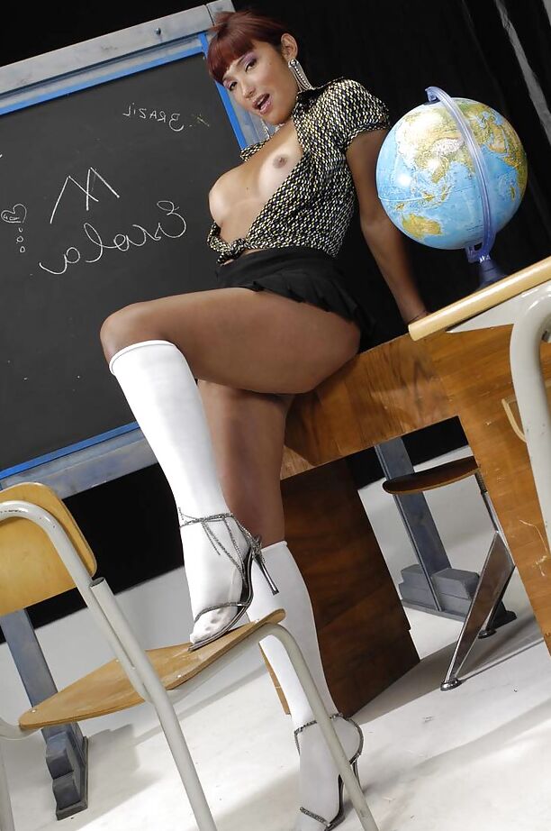 14P Shemale-Lehrerin mit großem Arsch bestraft ihre ungezogene Schülerin mit ihrem großen Schwanz
