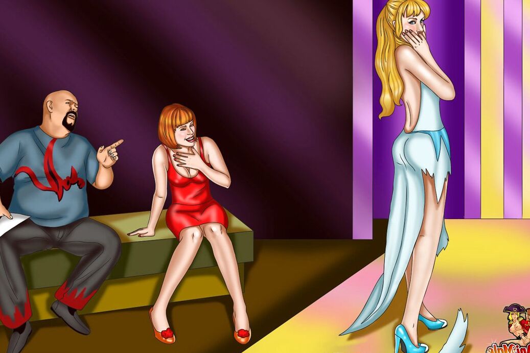 12P Un grand modèle transexuelle anime cogne deux femmes brunes après le défilé de mode
