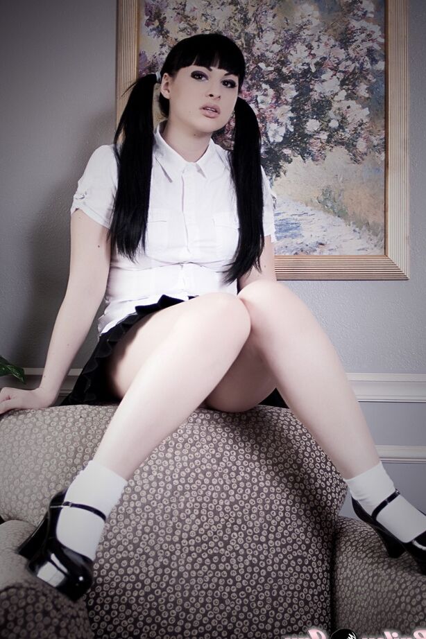 12P Wunderschönes Tgirl Bailey Jay zieht sich aus und posiert