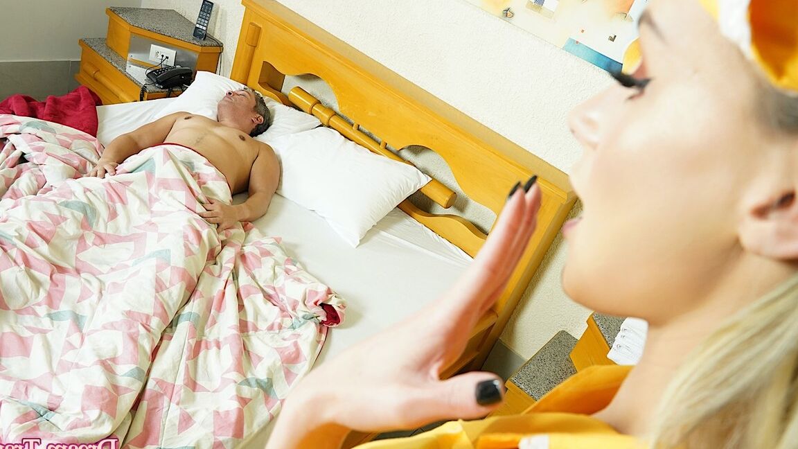 16P Shemale-Zimmerservice-Mädchen gibt dem Gast einen Blowjob und lässt sich von ihm ficken
