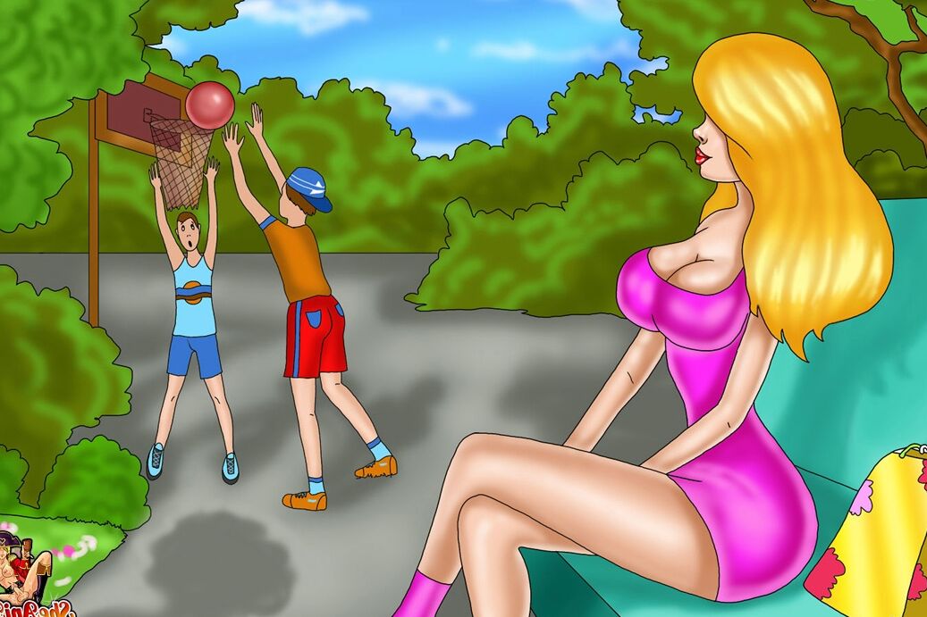 12P Transexual sexy de anime con una polla enorme follada en grupo a pelo en el parque