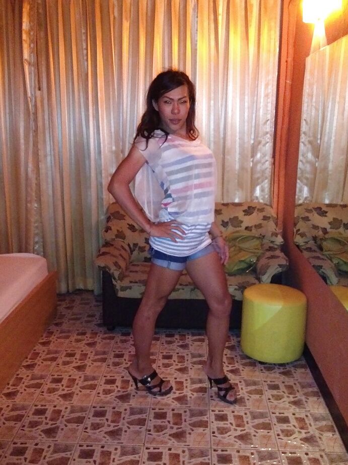 16P Hung, la transexuelle asiatique Toffi prend un énorme creampie sur le trou du cul