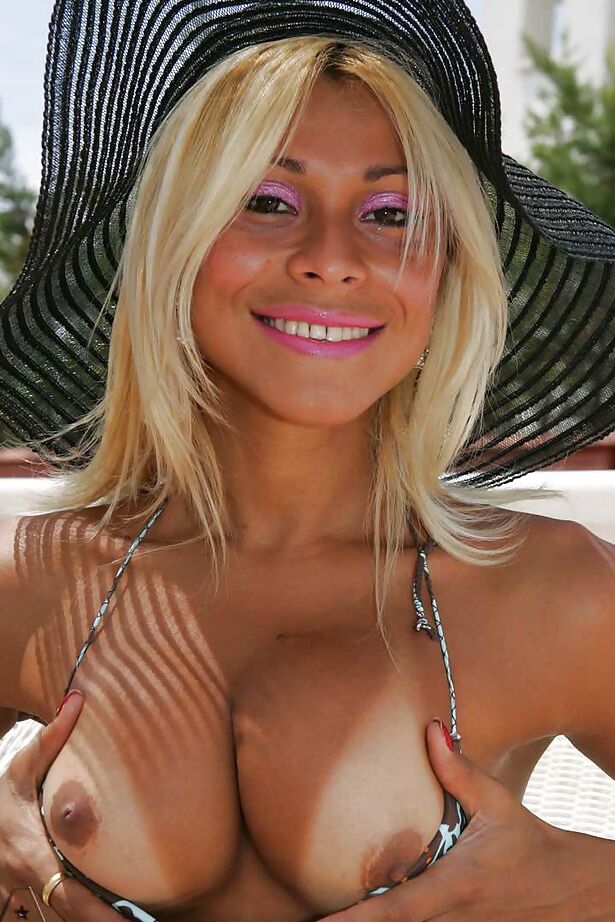 15P Travesti loira gostosa sendo apaixonadamente fodida na bunda e gozei