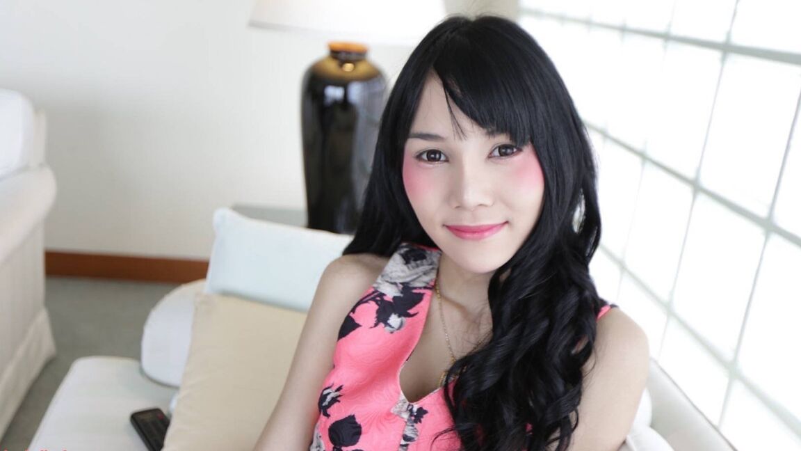 12P Ladyboy tailandesa de 19 años se desnuda hasta quedar con su polla peluda