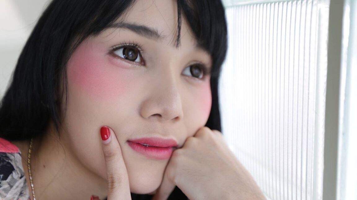 12P Ladyboy tailandesa de 19 años se desnuda hasta quedar con su polla peluda