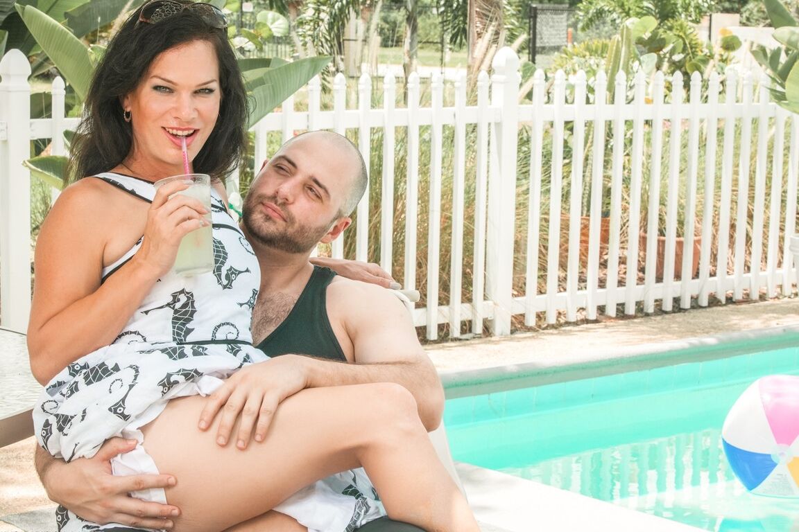 15P Gina Hart e David Chase estão relaxando juntos após um longo dia de trabalho e