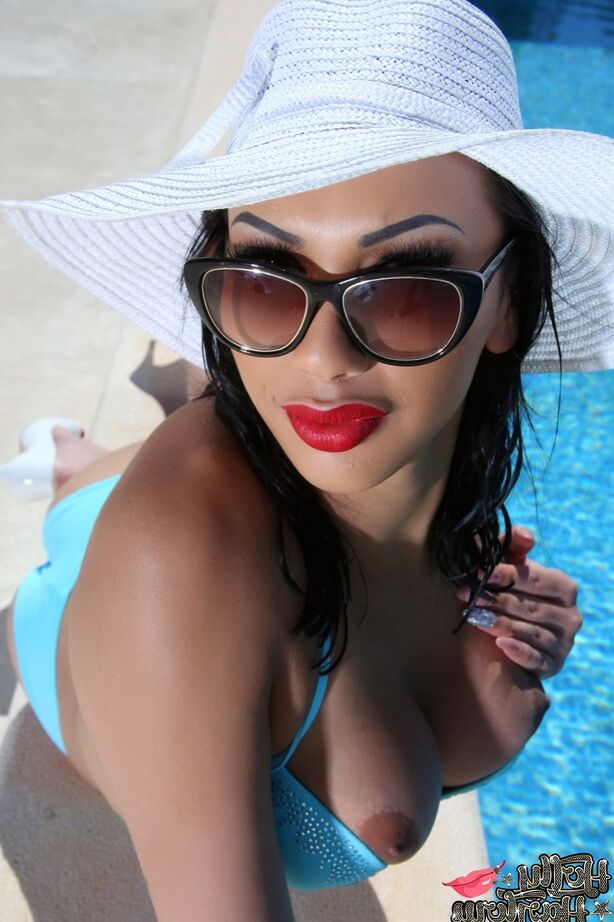 12P Holly Harlow bombasse au bord de la piscine