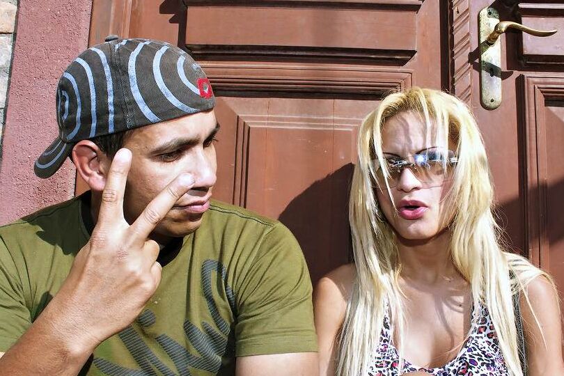 16P Transexual latina rubia con gafas Leticya recibiendo una follada de culo a pelo