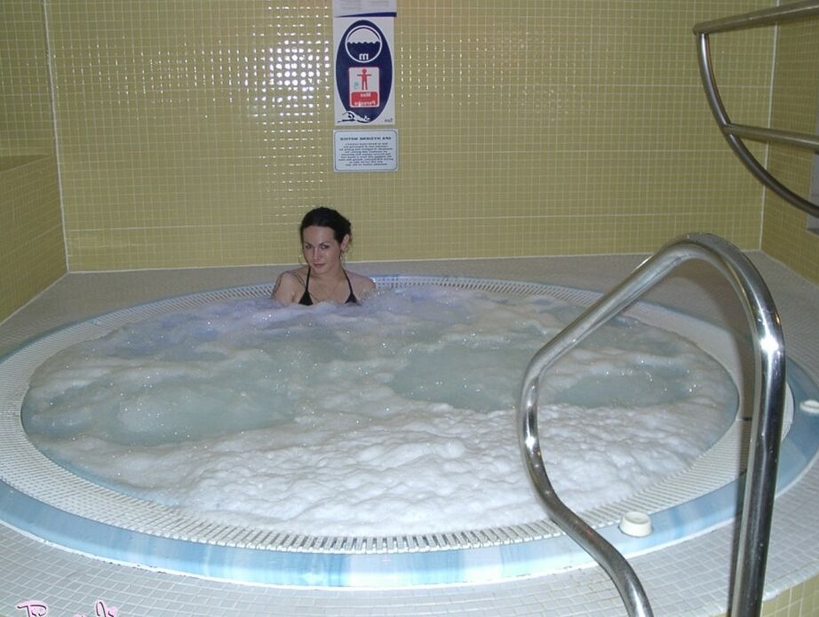 12P Amazing tgirl Nikki posing in the pool
