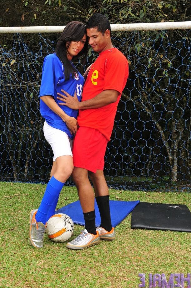 12P Un footballeur sexy TS fait une pipe et chevauche une bite
