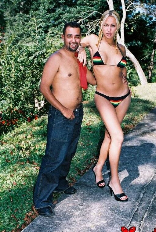 16P Tranny Lisa Lawer transando com um cara ao ar livre