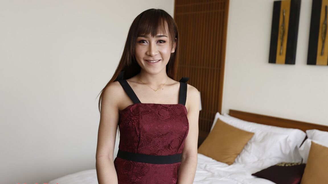 12P 21 歳の小さなチンポを持つ巨乳タイ人ニューハーフがストリップショーをする