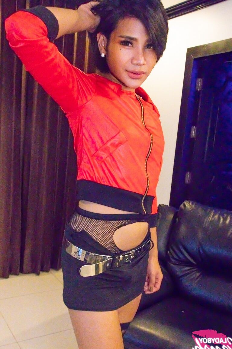 18P Ladyboy de cabelos curtos Jenny provocando, se masturbando