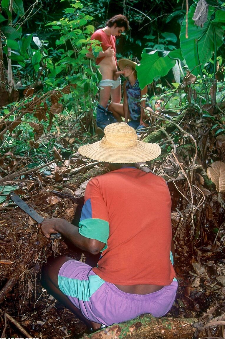 12P Liona, star du porno rétro et moche, suce plusieurs bites pour une éjac faciale dans un gangbang dans la jungle