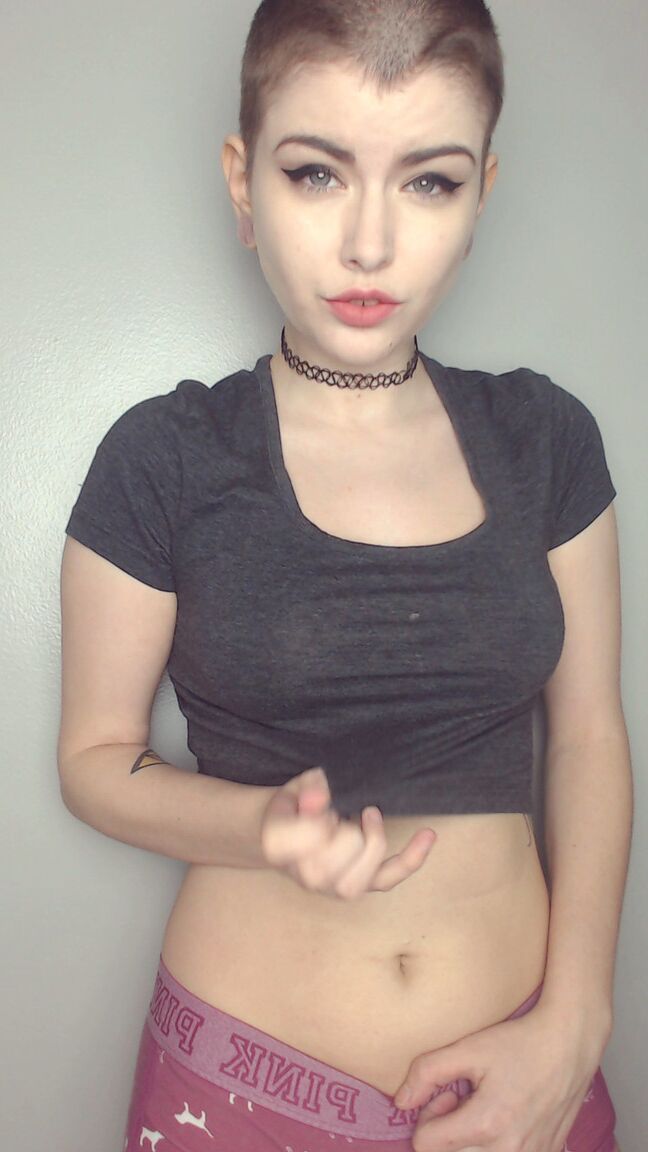 15P La bombón de pelo corto Ryden Armani mostrando sus grandes tetas