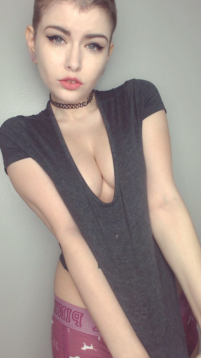 15P La bombón de pelo corto Ryden Armani mostrando sus grandes tetas